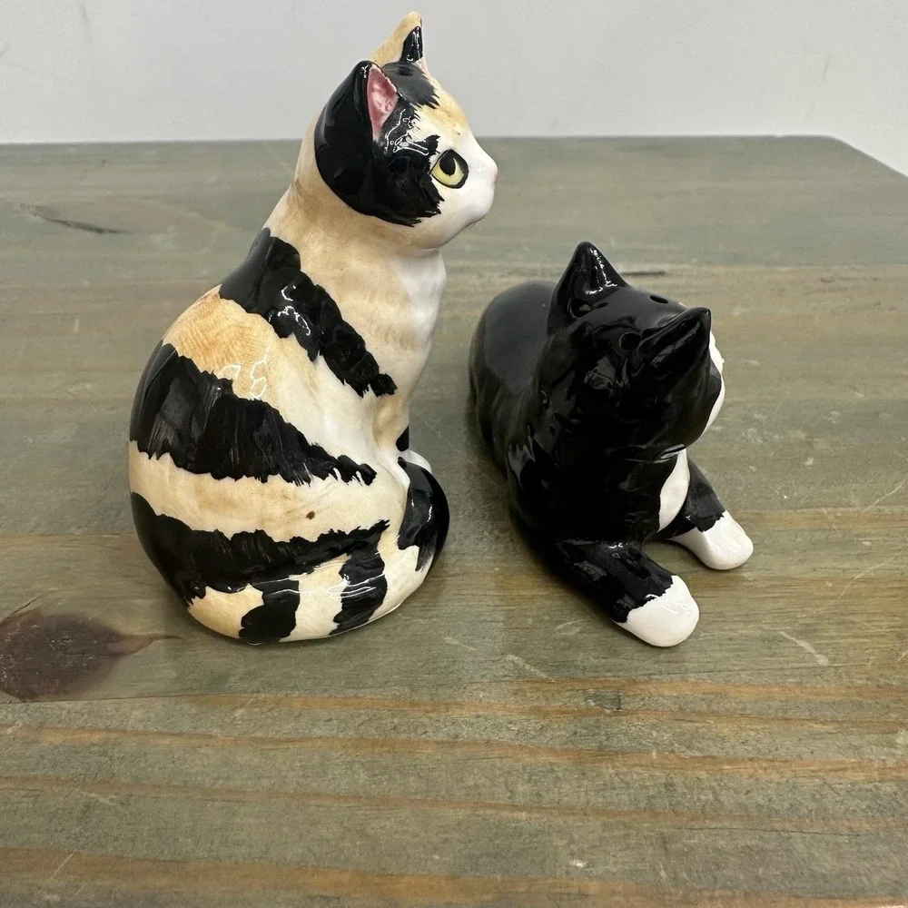 Vtg Japan Ceramic Black White Tuxedo Stripe Tiger Kitty Cat Salt Pepper Shakers